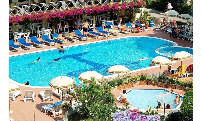 hotel GARDEN: swimming-pool