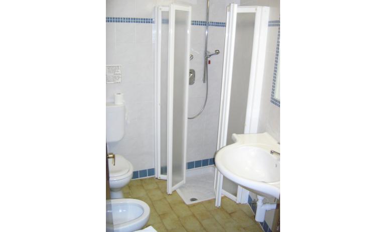 hôtel GARDEN: salle de bain (exemple)
