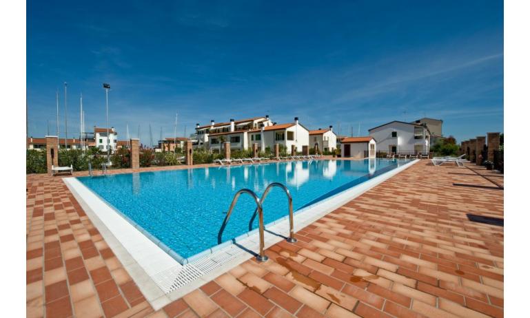 apartments MAESTRALE: external view with pool