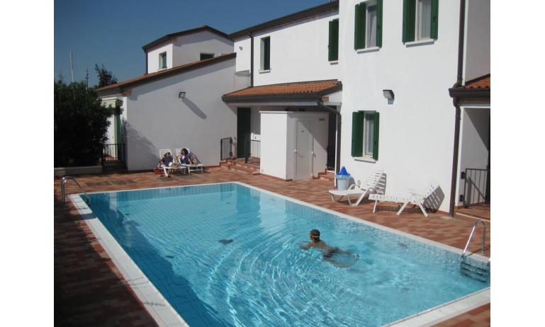 residence TAMERICI: esterno con piscina