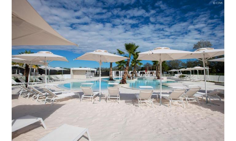 residence PAREUS BEACH RESORT: piscina