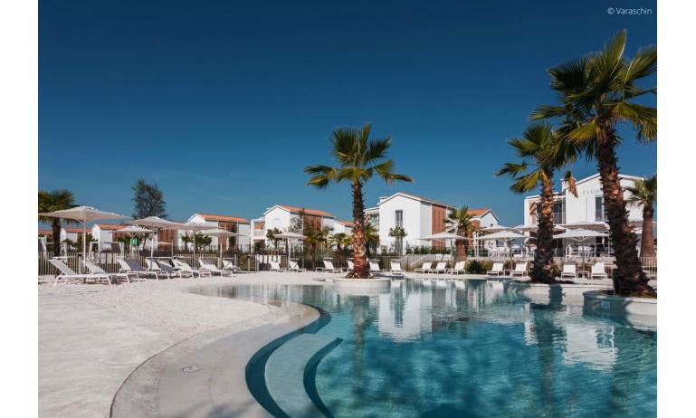 residence PAREUS BEACH RESORT: esterno con piscina