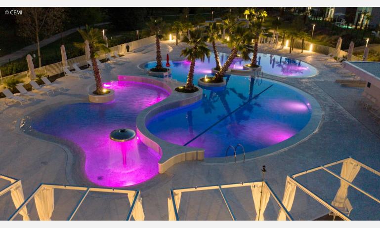residence PAREUS BEACH RESORT: piscina