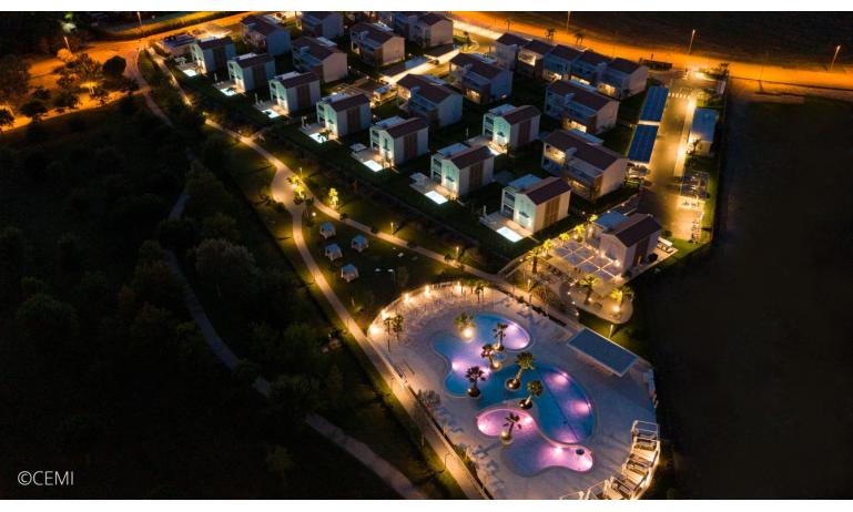 residence PAREUS BEACH RESORT: esterno notturno