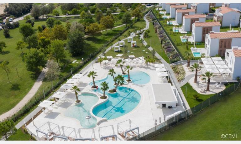 residence PAREUS BEACH RESORT: esterno con piscina