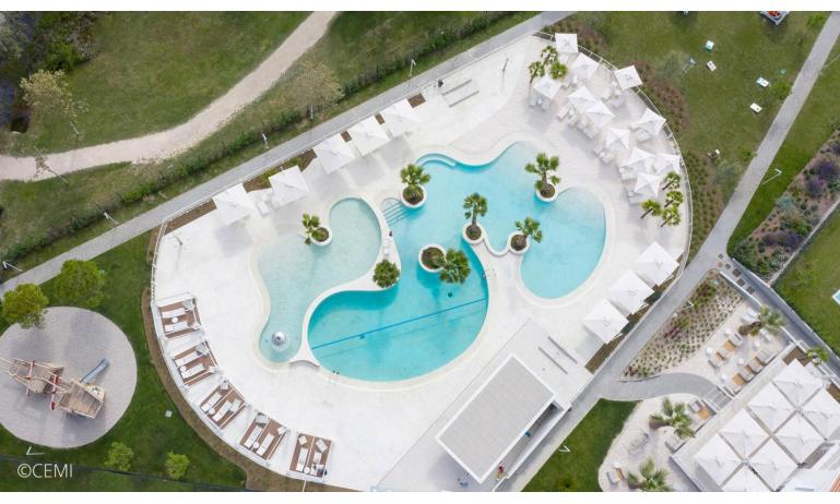 residence PAREUS BEACH RESORT: piscina