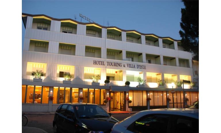 aparthotel TOURING: esterno notturno