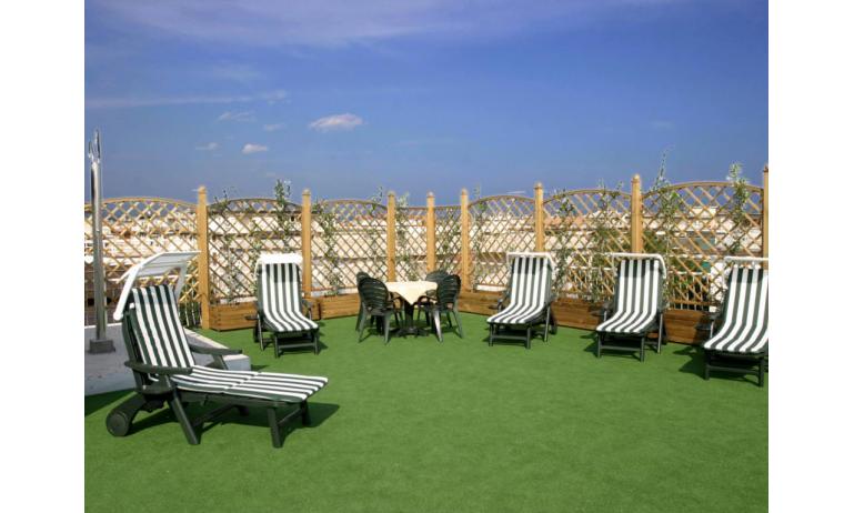 aparthotel TOURING: terrazzo attico (esempio)