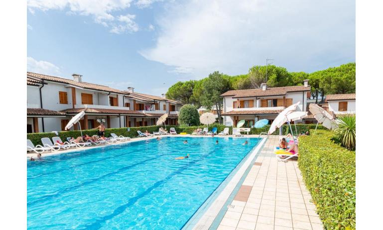 villaggio SOLE B: esterno con piscina