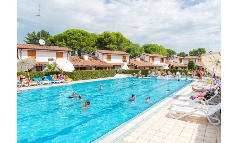 villaggio SOLE B: esterno con piscina
