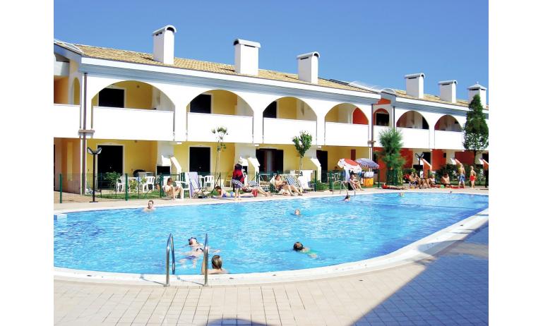 residence LEOPARDI: esterno con piscina