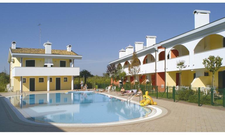 residence LEOPARDI: esterno con piscina