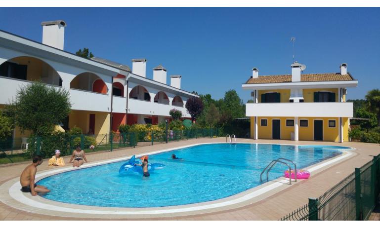 residence LEOPARDI: esterno con piscina