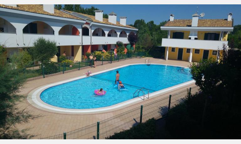 residence LEOPARDI: esterno con piscina