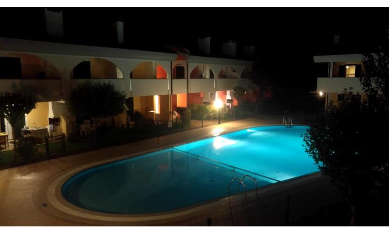 residence LEOPARDI: esterno notturno