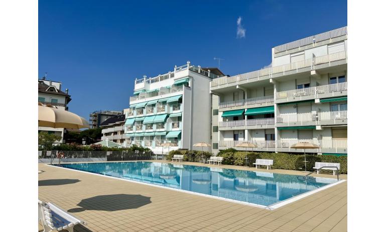 residence PUNTA DELL'EST: esterno con piscina