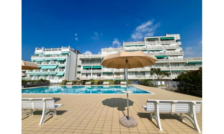 residence PUNTA DELL'EST: esterno con piscina