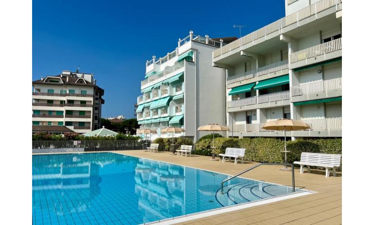 residence PUNTA DELL'EST: esterno con piscina