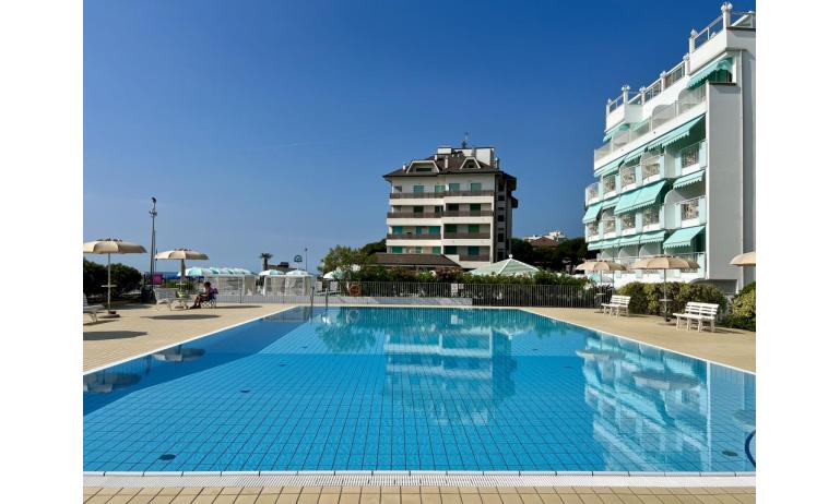 residence PUNTA DELL'EST: piscina