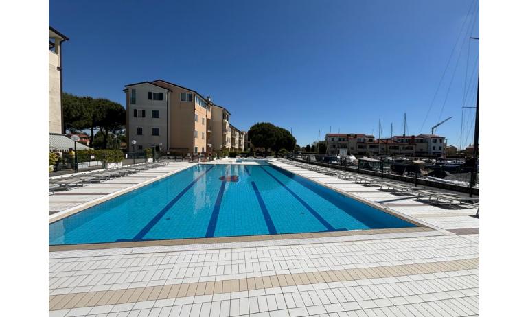 residence ALBATROS: esterno con piscina