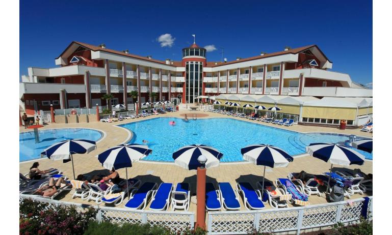 hotel OLYMPUS: esterno con piscina