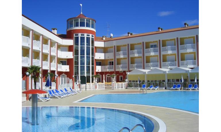 hotel OLYMPUS: esterno con piscina