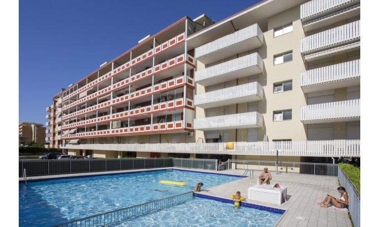 appartamenti HOLIDAY: esterno con piscina