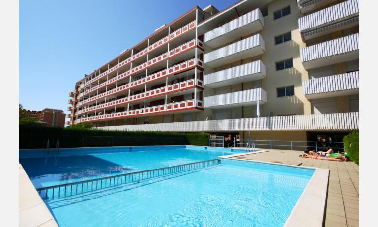 appartamenti HOLIDAY: esterno con piscina