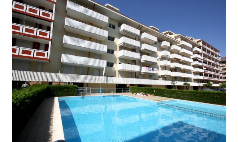 apartments HOLIDAY: swimming-pool