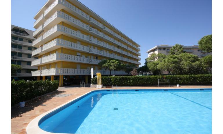 apartments LA ZATTERA: external view with pool