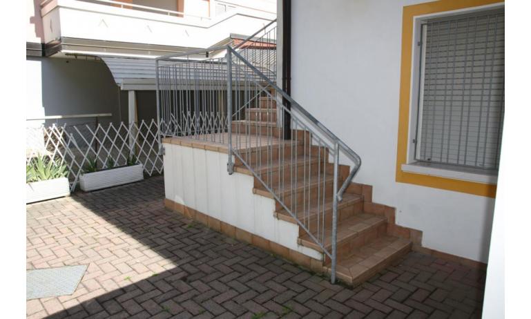 appartament LAURA: escalier d'entrée (exemple)