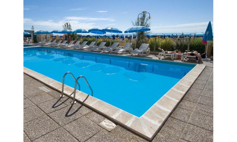 hotel TRITONE: swimming pool London hotel