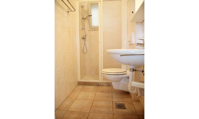 apartments LA ZATTERA: bathroom (example)