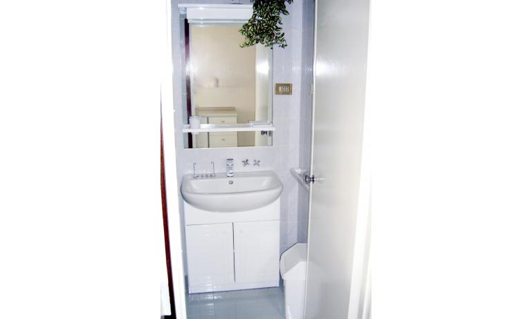 apartments MILLEFIORI: bathroom (example)