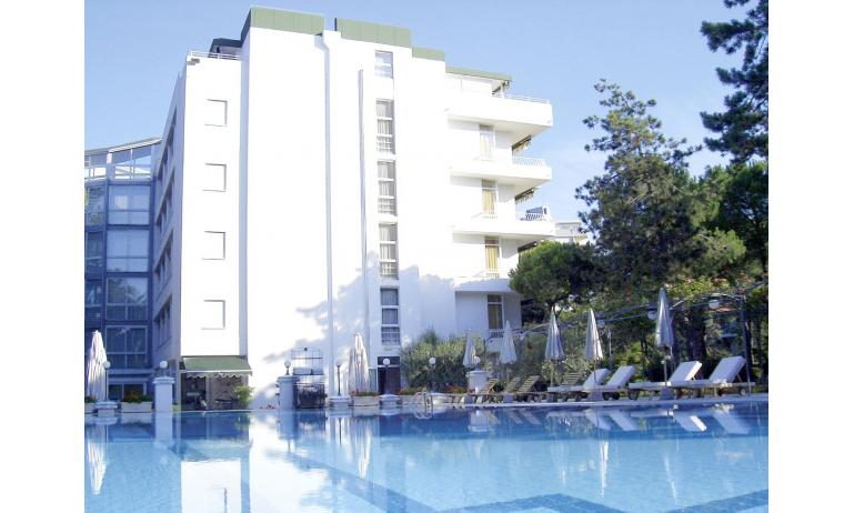 hotel GREIF: esterno con piscina