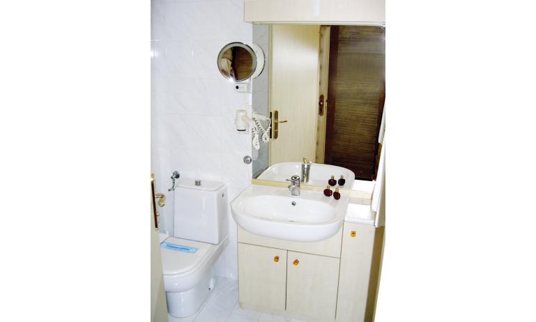 hotel GREIF: bathroom (example)