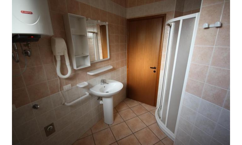 residence GIRASOLI: B5 - bathroom with a shower enclosure (example)