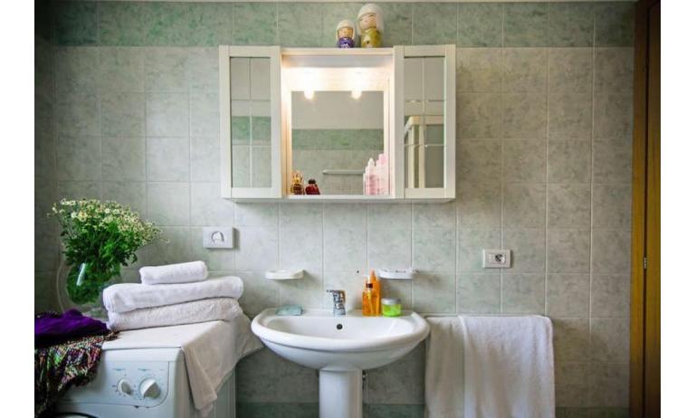 apartments RESIDENCE PLAYA: B5 - bathroom with washing machine (example)