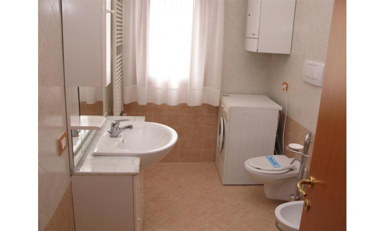 Ferienwohnungen RESIDENCE PLAYA: C7 - Badezimmer mit Waschmaschine (Beispiel)