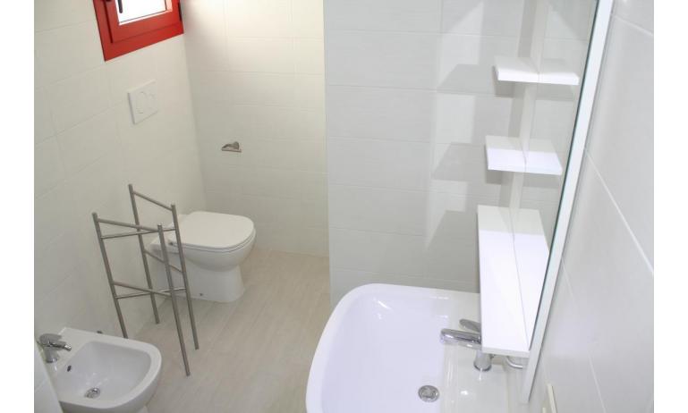 residence HOLIDAY VILLAGE: D8/VSL - bagno (esempio)