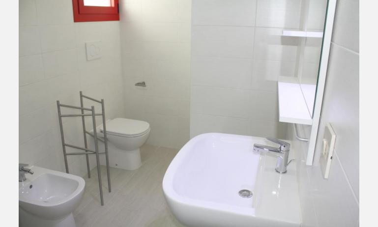 residence HOLIDAY VILLAGE: D8/VSL - bagno con box doccia (esempio)