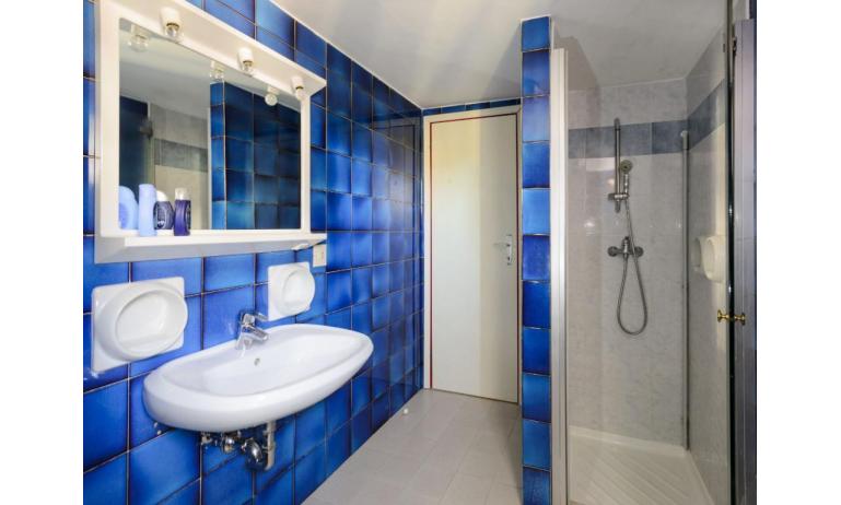 residence HOLIDAY VILLAGE: E9/VSM - bagno con box doccia (esempio)