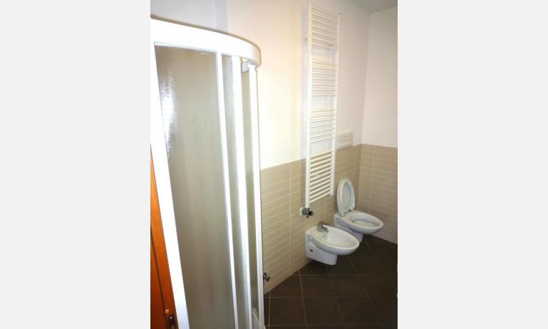 résidence TULIPANI: C5 - salle de bain avec cabine de douche (exemple)