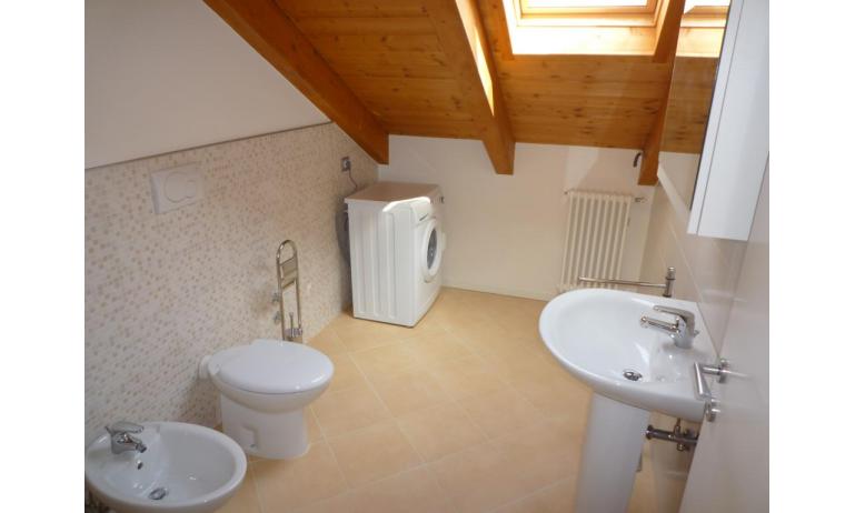 residence LE PALME: C6/PTX - bathroom with washing machine (example)