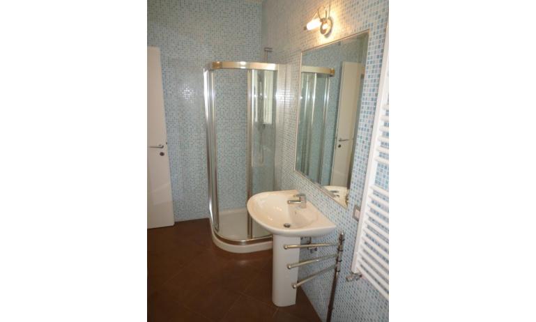 Residence LE PALME: C6/PTX - Badezimmer mit Duschkabine (Beispiel)