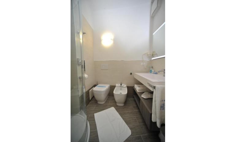 hotel CORALLO: Superior - bagno con box doccia (esempio)