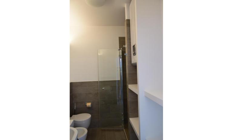 Ferienwohnungen LUNA: B5S/4 - Badezimmer mit Duschkabine (Beispiel)