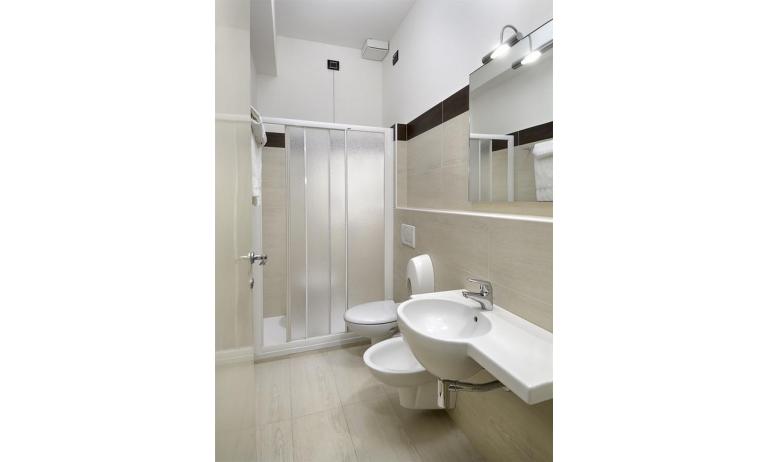 hôtel GOLF: Star - salle de bain avec cabine de douche (exemple)