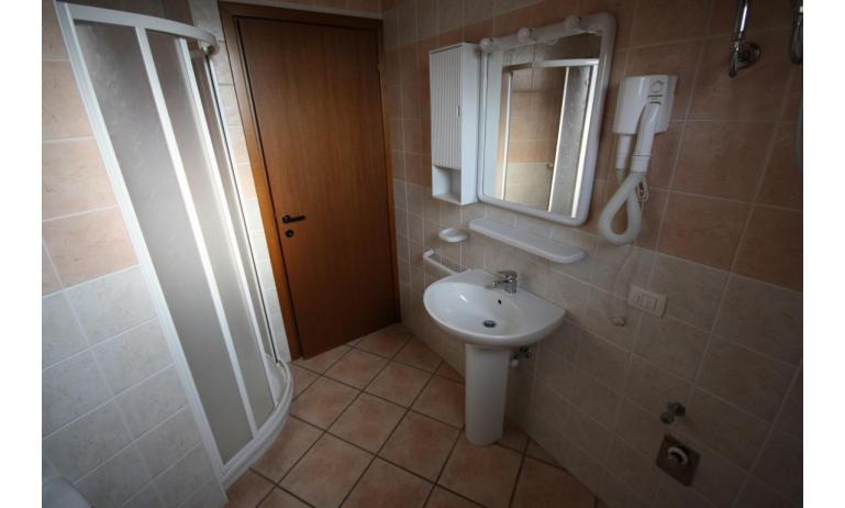 Residence GIRASOLI: C7 - Badezimmer mit Duschkabine (Beispiel)