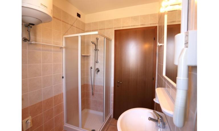 residence AI GINEPRI: C7 - bathroom with a shower enclosure (example)